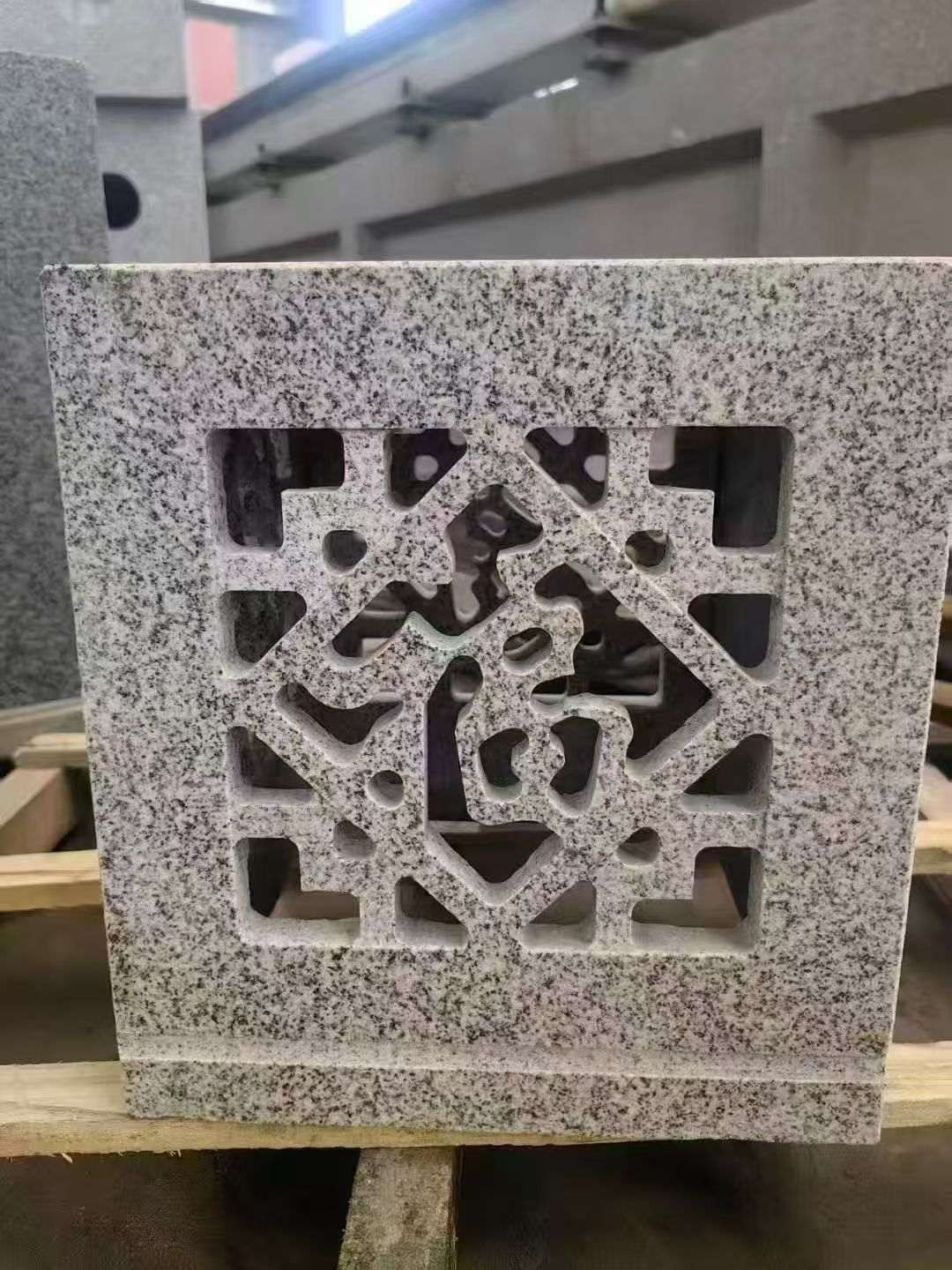 遂宁 芝麻白花岗岩镂空雕花灯笼