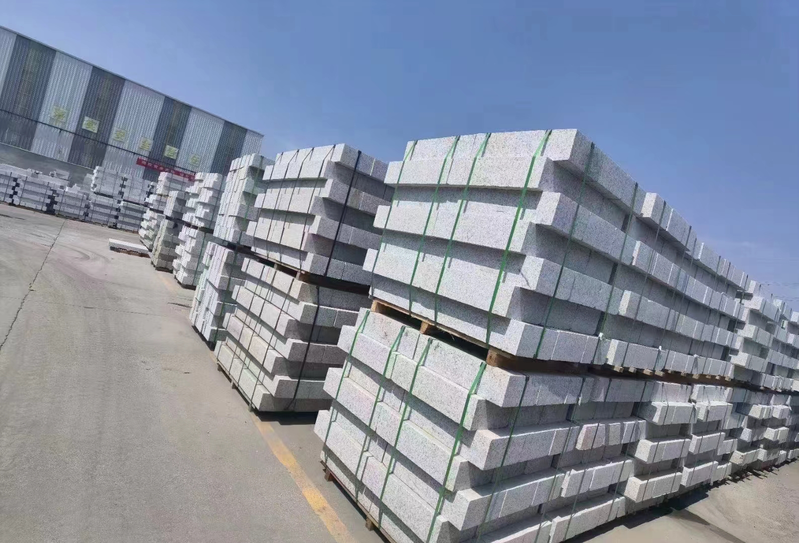 遂宁芝麻白路沿石如何进行正确铺设